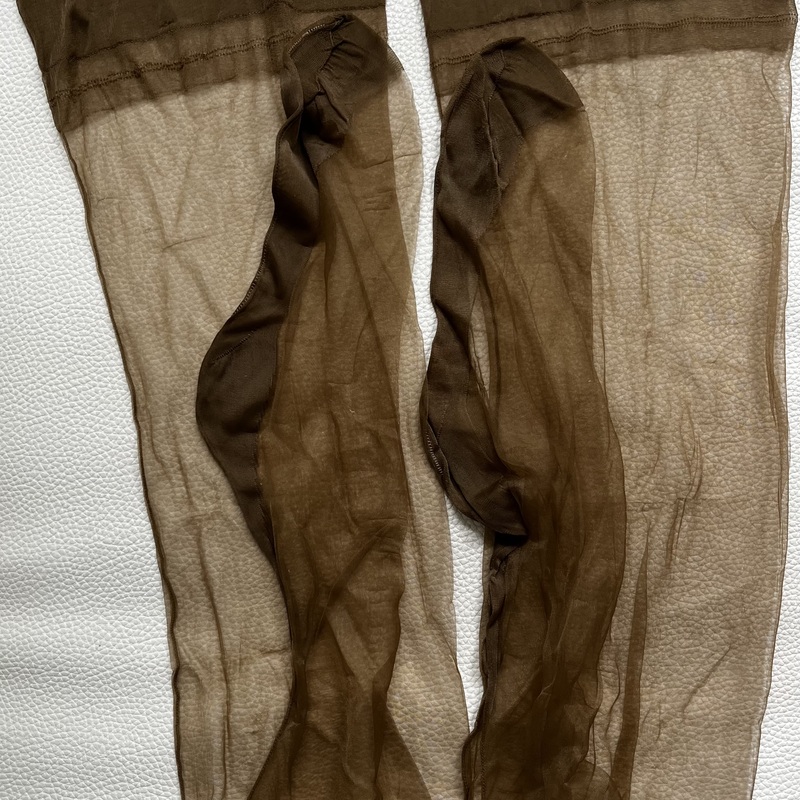 Käytetyt läpikuultavat  sukat. 
"Vanhanajan nailonit" Tumma beige, koko XL.