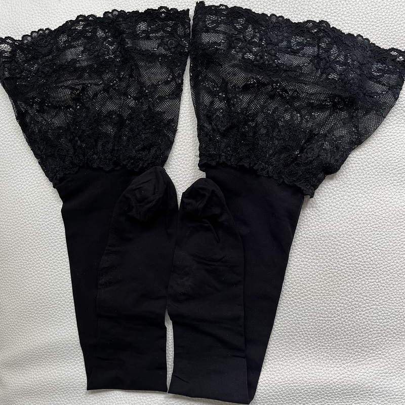 Käytetyt stay-up sukat pitkällä pitsiosalla. Musta. Koko 40.