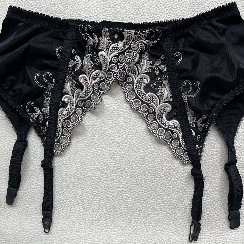 Käytetyt Patricia mustat sukkanauhat roosan/beigen värisellä pitsillä.  Koko L.
