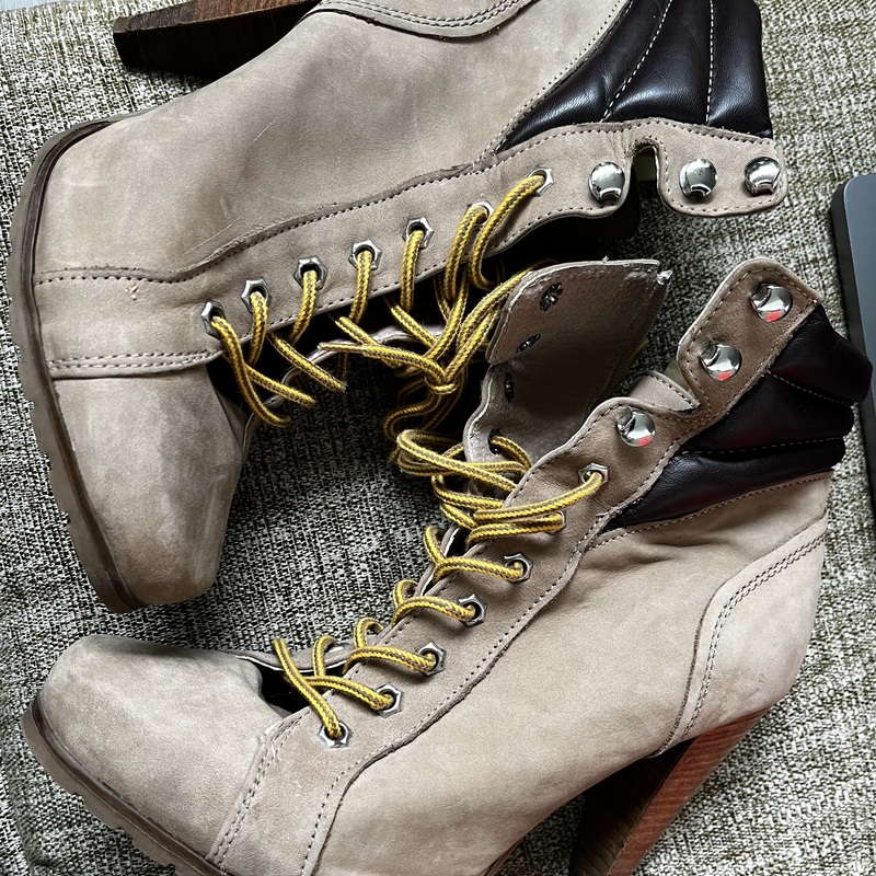 Mokka-/nubukkinahkaa,  sileä nahka kauluksessa. Koko 39