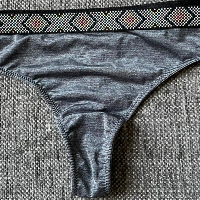 Mukavuus ja tyyli kohtaavat! Sulavalinjaiset, harmaat stringit, joissa on trendikäs kuvioitu vyötärönauha, koko S