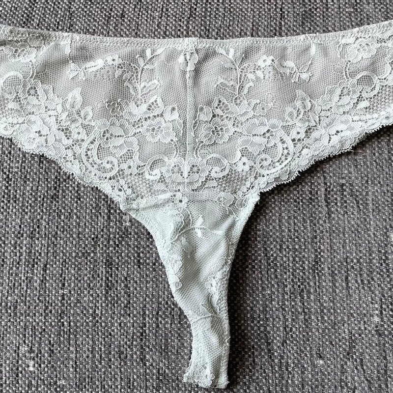 Klassista pitsiä ja täydellistä keveyttä! Elegantit pitsistringit M-koossa tuovat luksusta arkeen.