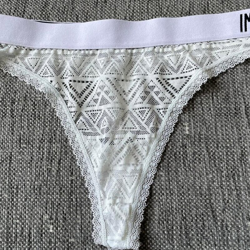 Moderni tyyli kohtaa pitsin! Valkoiset stringit graafisella kuviolla ja leveällä vyötärönauhalla,  koko M