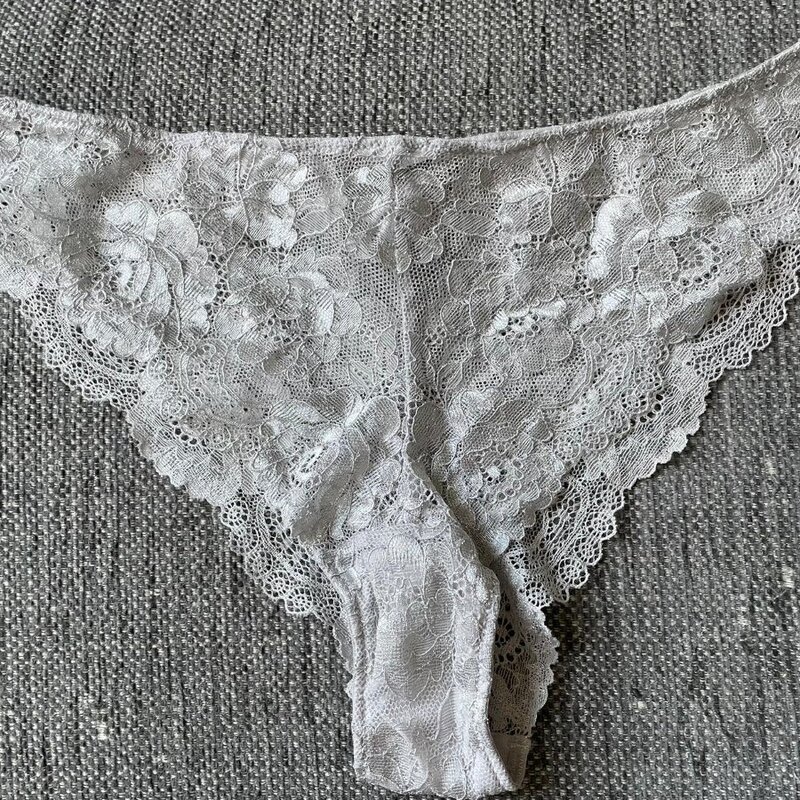 Hienostunutta ja mukavaa kukkapitsiä! Huomaamattomat ja kauniit alushousut koko  L.