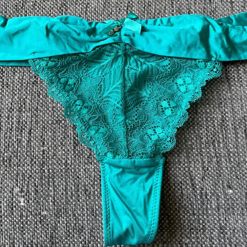 Ihana turkoosi väri ja leveä, joustava vyötärönauha! Pitsistringit upeassa kunnossa odottavat uutta omistajaa, koko S.