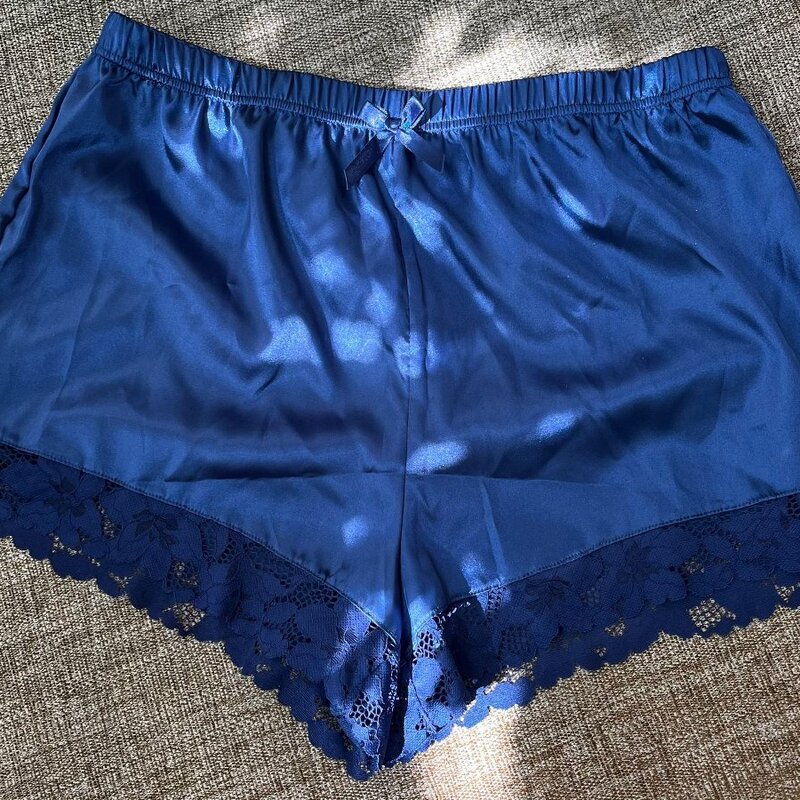 Yöaikaan ylellisyyttä ja mukavuutta! Satiiniset, tummansiniset shortsit on koristeltu kauniilla pitsireunuksella. Saat itsellesi nämä ihanat yöshortsit koossa XL.