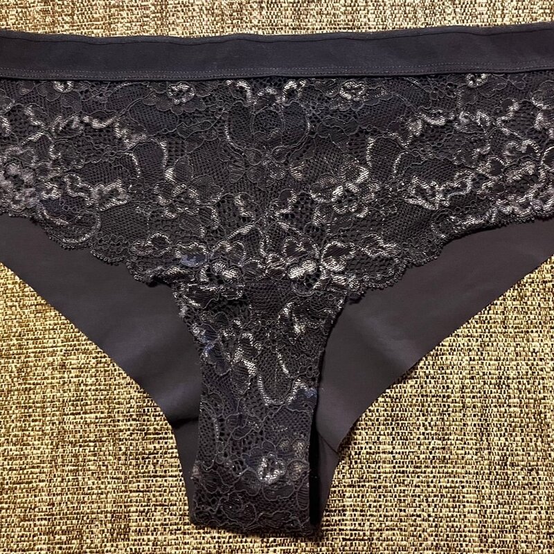 Eleganttia pitsiä ja mukavaa istuvuutta! Tumma luumu, leveällä pitsiosalla varustetut alushousut ovat sekä mukavat että elegantit. Hanki nämä tyylikkäät alushousut itsellesi, koko S.