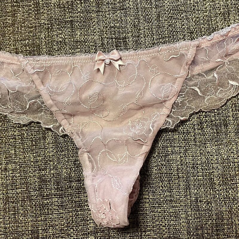 Romanttista tunnelmaa ja kevyttä pitsiä! Vaaleanpunaiset/nuden väriset stringit, joissa kauniit aaltoilevat pitsireunat, elegantti valinta. Hanki omasi koossa S.