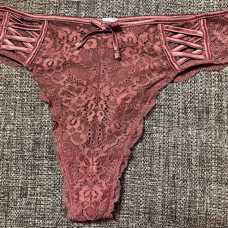 Upea ristikkonauhoitus ja runsas pitsi! Nämä ainutlaatuiset ruusunväriset stringit luovat ylellisen ilmeen. Saatavilla koossa L.