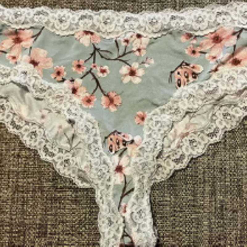 Keväistä romantiikkaa ja ihanaa pitsiä! Vaaleansiniset alushousut kauniilla kukkakuviolla ja valkoisilla pitsireunuksilla ovat kevyet ja mukavat. Koko M