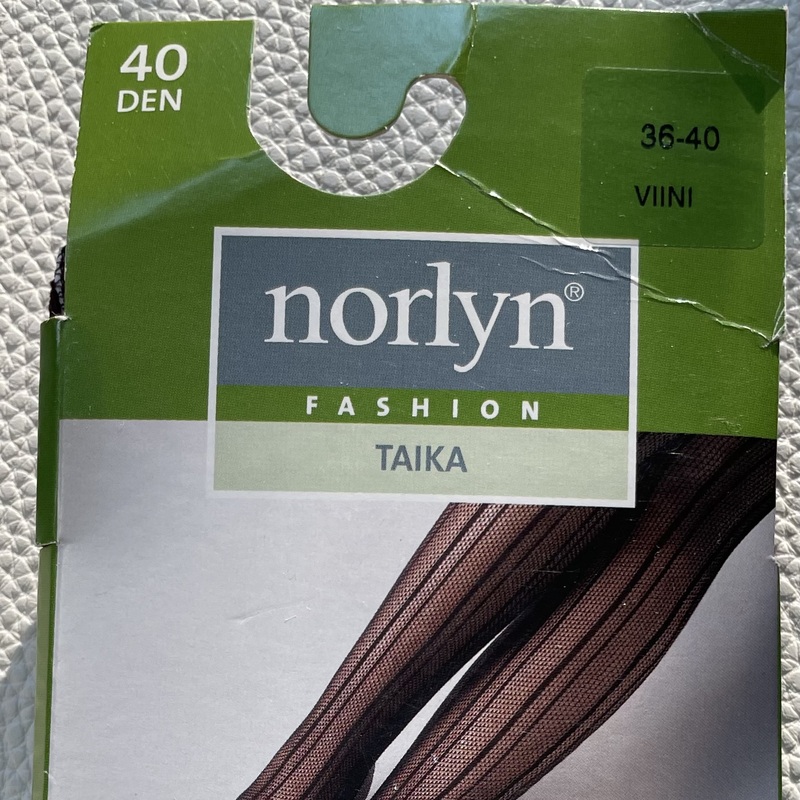 KUVA 1:  Uudet NORLYN Taika verkkosukkahousut, väri  viini, 40 den.
Koko 36-40. 