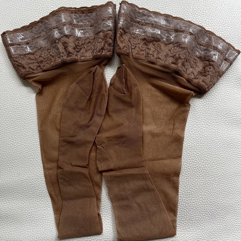 Käytetyt stay-up sukat pitsillä. Vaalea beige.
Koko 38-40.
