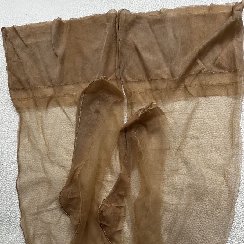 Käytetyt sukat vaalea beige, "vanhanajan nailonit". Koko L.
