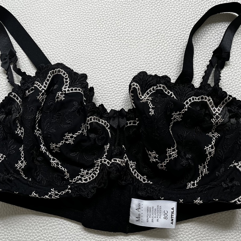 MISS ANN Sensual mustat kaarituetut rintaliivit, ei toppauksia. 
Iso säätövara, kolmet hakaset. 
Koko 80 C.