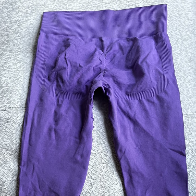 Vaaleanvioletit pakaroita kohottavat legginssit,  ei taskuja. Koko 38.