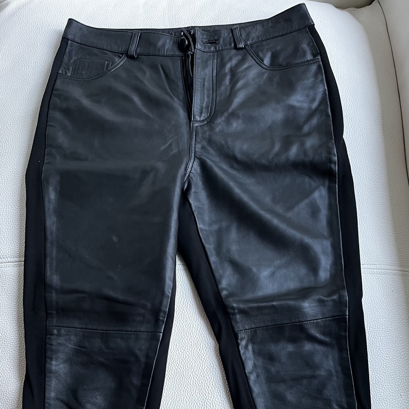 Mustat legginssit etu/takapuoli keinonahkaa, sisä- ja ulkosyrjät joustavaa kangasta.  Taskut on.
Koko 40.